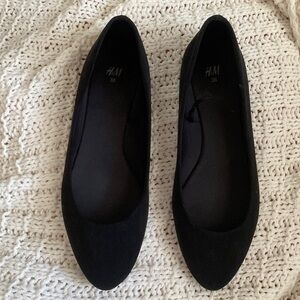 Black Suede H&M Flat Shoes in Size 38 US. Used Gently